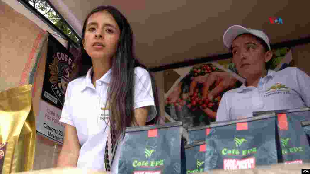 Mariana Lombana, en una vitrina de exposición en la Feria Internacional del Café, que se desarrolló en Planadas, Tolima. FOTO: Javier Hernández, VOA.