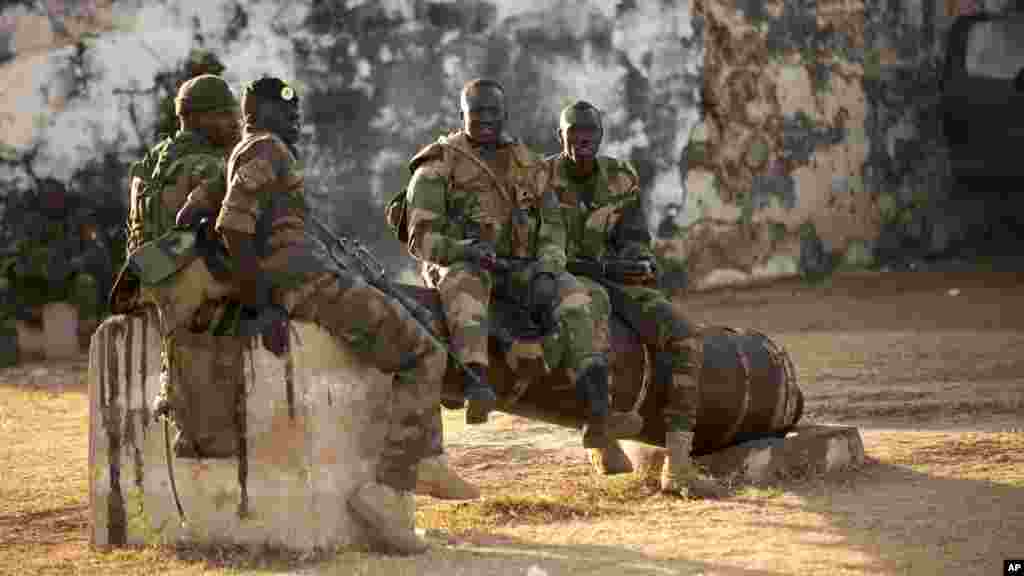 Les soldats sénégalaises à Barra, en face de la capitale gambienne, le 22 janvier 2017.