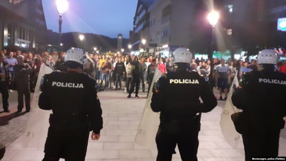 Policija Crne Gore i vernici SPC u Nikpiću, 13. maja (Foto: Twitter/Policija Crne Gore)
