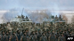 中国军队在新疆喀什帕米尔高原进行冬季军事训练。（2021年1月4日）