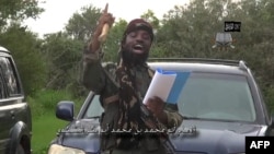 지난해 8월 극단주의 무장단체 보코하람이 공개한 동영상에서 지도자 셰카우가 연설하고 있다. 나이지리아 북동부 도시 "과자'에서 승리하게 해 준 알라에게 감사한다"는 내용이다. (자료사진)