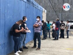 Nicaragüenses en Costa Rica hacen fila para recibir comida. [Foto: Armando Gomez, VOA]