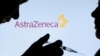 Personas posan con una aguja frente al logotipo de AstraZeneca en esta ilustración tomada el 11 de diciembre de 2021.