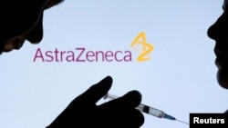 Personas posan con una aguja frente al logotipo de AstraZeneca en esta ilustración tomada el 11 de diciembre de 2021.