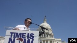 Gustavo Torres, director ejecutivo de Casa de Maryland dijo que seguirán realizando manifestaciones y presionando al Congreso para lograr que se apruebe una reforma migratoria que realmente solucione el problema. [Foto: Mitzi Macias, VOA].