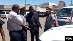 UMkhokheli weMthwakazi Republic Party, uMnu. Mqondisi Moyo, ukhuluma lamapholisa koBulawayo.