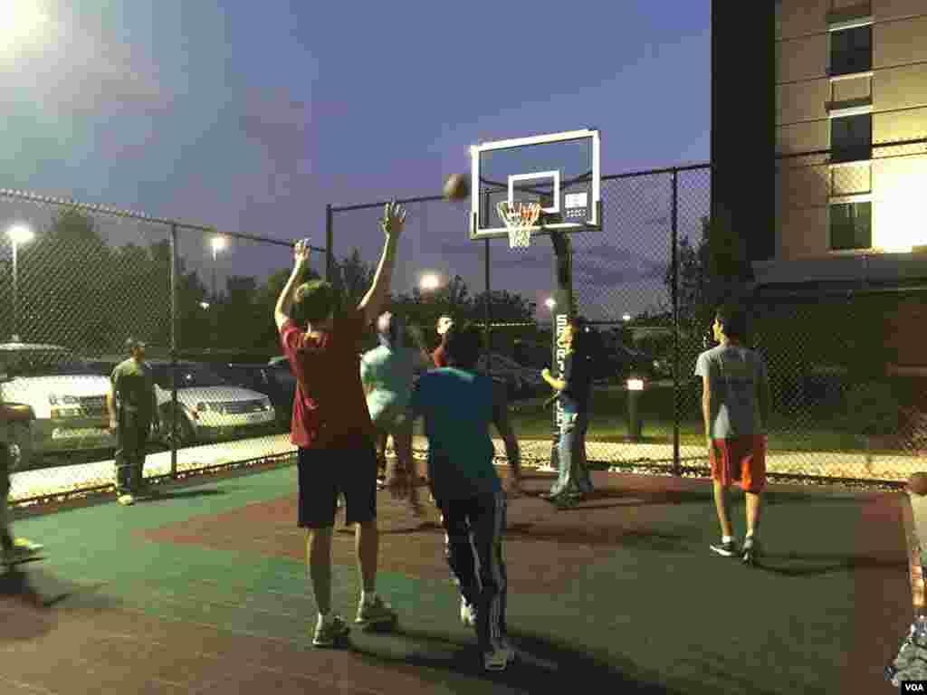 پاکستانی طالب علم امریکی میزبانوں کے ساتھ باسکٹ بال کھیل رہے ہیں