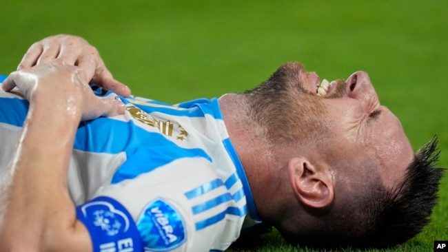 El atacante argentino Lionel Messi se retuerce de dolor durante la final de la Copa América contra Colombia, el domingo 14 de julio de 2024, en Miami Gardens, Florida.