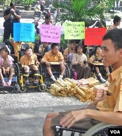 Anak-anak difabel di kota Solo memperingati Hari Difabel Internasional dengan menggelar unjuk rasa menuntut dihapusnya diskriminasi terhadap para difabel (3/12).