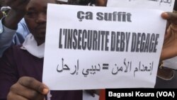 Manifestants devant le tribunal de grande d'instance de N'Djamena lors de la comparution de 5 leaders de la société civile arrêtés.
