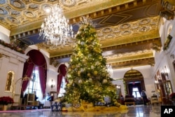 Pohon Natal yang dihiasi beberapa ornamen dari White House Historical Association dipajang di lobi Hotel St. Regis di Washington, Jumat, 10 Desember 2021. (Foto: AP/Susan Walsh)