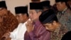 Indonesian President Susilo Bambang Yudhoyono (c) along with presidential candidates Prabowo Subianto (l) and Joko Widodo, attend a prayer after breaking their fast at the State Palace in Jakarta, Indonesia, July 20, 2014. 