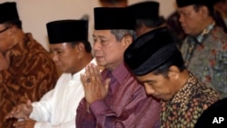 Indonesian President Susilo Bambang Yudhoyono (c) along with presidential candidates Prabowo Subianto (l) and Joko Widodo, attend a prayer after breaking their fast at the State Palace in Jakarta, Indonesia, July 20, 2014. 