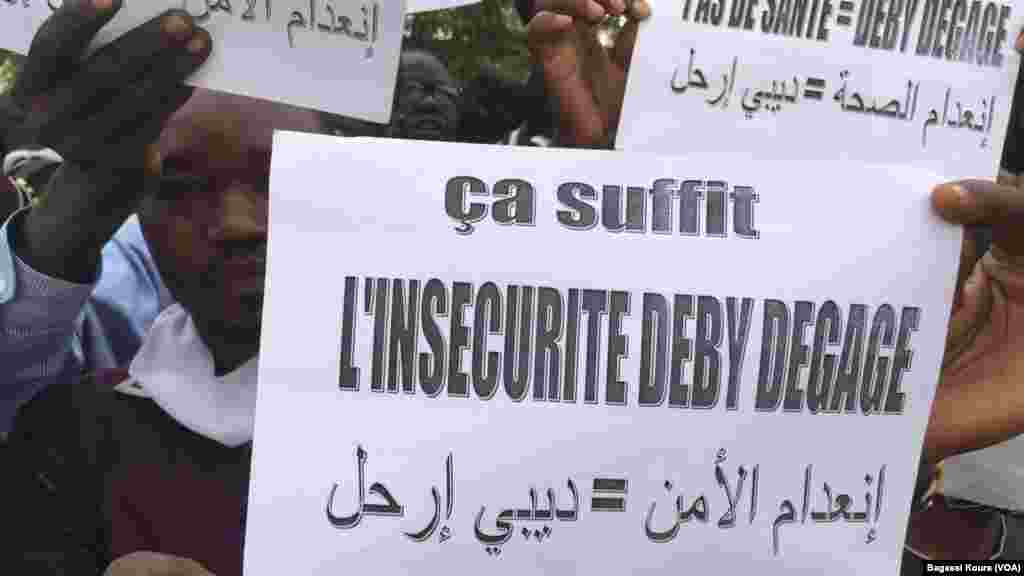 Ça suffit l&rsquo;insécurité Deby dégage cet écriteau brandi par un manisfestant lors de la manifestation devant le palais de justice à Djamena, le 7 avril 2016.