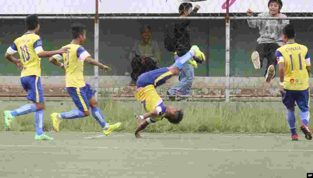 + 19 octobre 2014: Peter Biaksangzuala meurt après avoir voulu effectuer un saut périlleux pour célébrer le but qu'il venait de marquer. Le joueur indien est retombé sur la nuque, et s'est gravement blessé à la colonne vertébrale. Il décède 5 jours plus tard à l'hopital.
