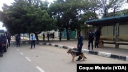 Brigada canina da polícia de Luanda, Angola, bloqueia manifestação na capital. 27 de Maio