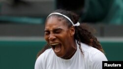 Reaksi Serena Williams saat melawan petenis Bulgari, Viktoriya Tomova, di putaran kedua turnamen tenis Wimbledon di London, Inggris, 4 Juli 2018.