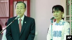 Tổng Thư ký LHQ Ban Ki-moon và lãnh tụ dân chủ Miến Ðiện Aung San Suu Kyi tại Yangon, ngày 1/5/2012 