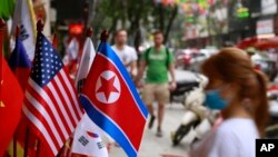 Des drapeaux américain et nord-coréen en vente dans un magasin de drapeaux à Hanoi, au Vietnam, le 29 janvier 2019. 