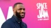 Le basketteur/acteur LeBron James arrive à la première mondiale de Warner Bros Pictures de "Space Jam: A New Legacy" au Regal LA Live à Los Angeles, Californie, le 12 juillet 2021.