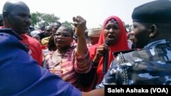 Des membres des familles des filles de Chibok manifestent à Abuja, le 15 novembre 2017.