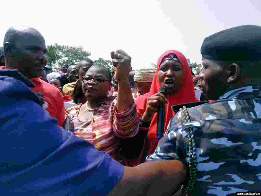 ABUJA:&nbsp; BBOG Kungiyar dake fafutikan ganin an sako sauran &#39;yan matan Chibok tayi maci a Abuja