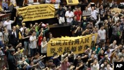 중국과 서비스협정 비준을 반대하는 타이완 학생운동단체 회원과 활동가 등 2백여 명은 18일 경찰의 저지선을 뚫고 국회 본회의장을 기습 점거했습니다.
