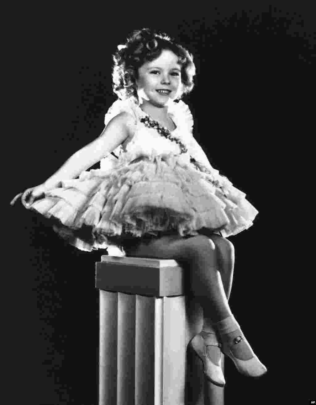 Shirley Temple dalam sebuah foto tanpa tanggal. 