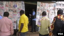 People read newspapers at stands in Yaounde, Cameroon. May 2, 2019 (M.Kindzeka/VOA)