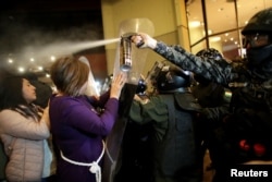 Un policía antidisturbios echa gas pimienta a los manifestantes durante una protesta en La Paz, Bolivia, el 21 de octubre de 2019. Reuters.UTERS / Ueslei Marcelino