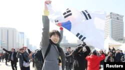  People react to the decision of the Constitutional Court over the impeachment of South Koeran President Park Geun-hye in Seoul, South Korea, March 10, 2017.