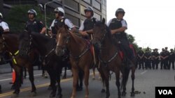 La policía ha activado una línea gratuita para que el público llame y de información de manera confidencial si ven algo sospechoso. El número es 1-800-CALL-FBI. [Foto: Celia Mendoza, VOA].