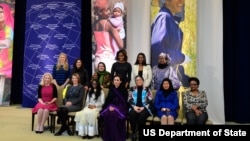 Đệ nhất Phu nhân Hoa Kỳ Michelle Obama và các phụ nữ đoạt giải Phụ nữ Can đảm Thế giới năm 2014