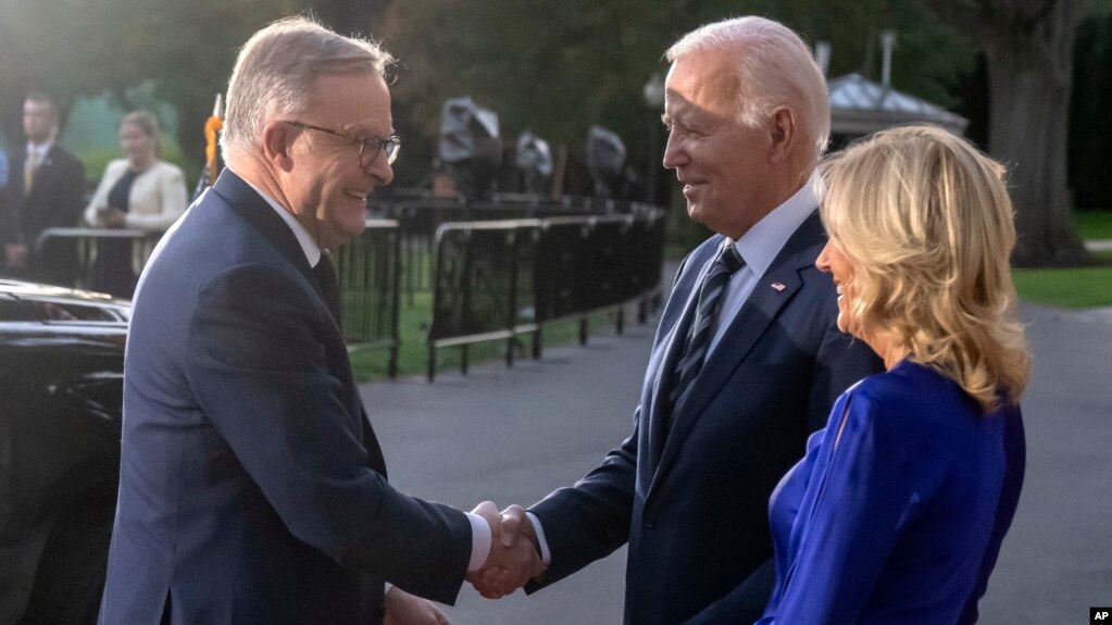 澳大利亚总理安东尼·阿尔巴尼斯（Anthony Albanese）周二（10月24日）抵达白宫，受到美国总统乔·拜登（Joe Biden）及第一夫人吉尔·拜登（Jill Biden）迎接。（美联社）(photo:VOA)