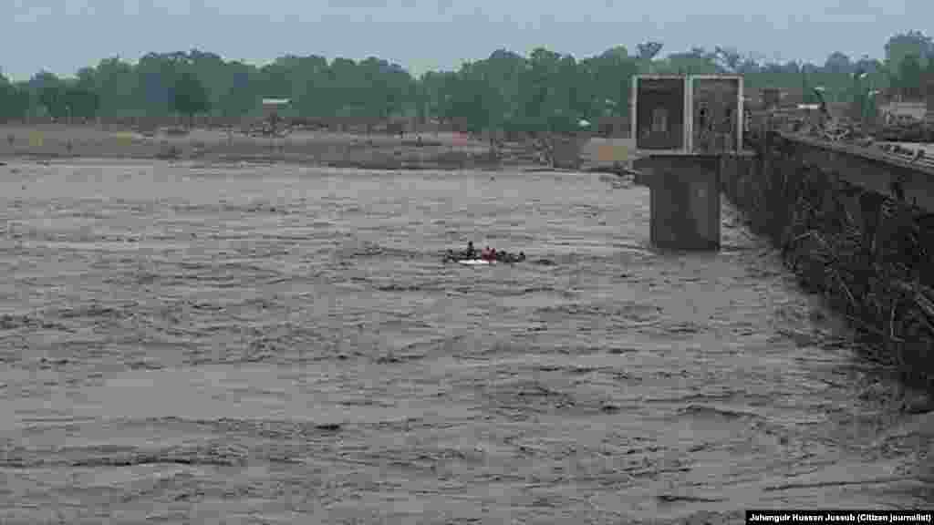 Pequeno Ferryboat naufragou com 8 pessoas no rio Licungo, em Mocuba. Janeiro 15, 2015