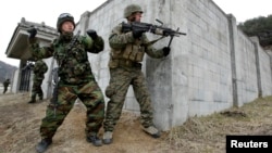 지난 2010년 미-한 '키리졸브' 훈련의 일환으로 한국 포천에서 시가전 훈련 중인 한국 해병대 병사(왼쪽)와 미 해군 병사. (자료사진)