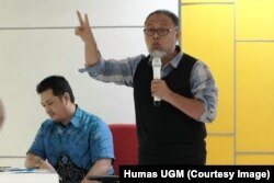 Bambang Widjojanto dan Surya Imam Wahyundi dari BPN Prabowo-Sandi dalam acara Bedah Program Capres di Universitas Gadjah Mada, Yogyakarta, Rabu, 30 Januari 2019. (Foto:Humas UGM)