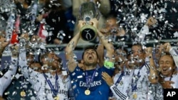 Iker Casillas soulève le trophée de la super coupe d'Europe à Cardiff, Pays De Galle, le 12 août 2014.