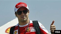 Pebalap Ferrari Felipe Massa asal Brazil membiarkan rekan setimnya asal Spanyol Fernando Alonso menyalipnya atas perintah tim untuk menjuarai GP Jerman tahun ini. Ferrari didenda 100.000 dolar karena tindakan itu.