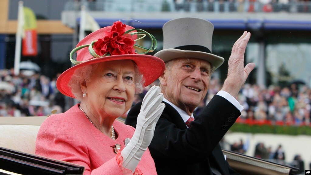 Tư liệu: Nữ Hoàng Elizabeth và Hoàng tế Philip vào dịp Hội đua ngựa Royal Ascot, vương quốc Anh. ngày 16/11/2011. Điện Buckingham thông báo Hoàng tế Philip đã qua đời hôm thứ Sáu 9/4/2021, thọ 99 tuổi. (AP Photo/Alastair Grant, File)