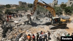 2014年8月25日以色列空襲爆炸後巴勒斯坦民眾瓦礫中尋找生還者。