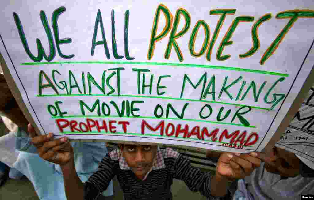 9月21日，在印度查謨，穆斯林男子手舉標語牌，抗議反伊斯蘭影片。