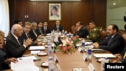 FILE - Afghan Foreign Minister Salahuddin Rabbani (R) talks with Pakistan's National Security Adviser Sartaj Aziz (L) during a meeting in Islamabad, Pakistan, August 13, 2015. The sides have expressed readiness to meet on the sidelines of a regional summit opening in Islamabad Sunday. 