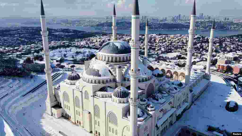 استنبول میں قائم ترکی کی سب سے بڑی &#39;جمیلیہ مسجد&#39; بھی برف میں ڈھکی ہوئی ہے۔&nbsp;