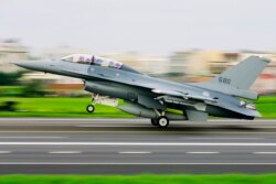 一架参加台湾年度汉光军演的美制 F-16V战机在公路上降落。