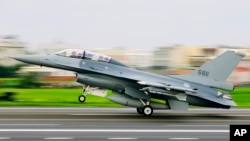 資料照：一架美製F-16V戰機參加了台灣年度漢光軍演在公路上降落