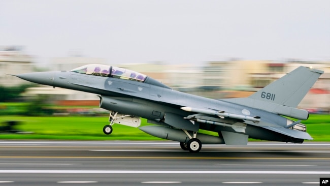资料照：一架参加台湾年度汉光军演的美制F-16V战机在公路上降落。