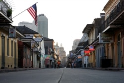 រូបឯកសារ៖ ទិដ្ឋភាពស្ងត់ជ្រងំនៃលើដងវិថី Bourbon Street ដោយសារការឆ្លងរាលដាលនៃវីរុសកូរ៉ូណា នៅទីក្រុង New Orleans រដ្ឋ Louisiana កាលពីថ្ងៃទី២៥ ខែមីនា ឆ្នាំ២០២០។