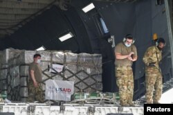Фото: Військові США розвантажують допомогу США Індії в аеропорту в Нью-Делі 30 квітня