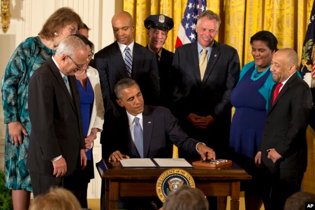 آقای اوباما دو سال پیش فرمان اجرایی امضا کرده بود که براساس آن منع استخدام افراد تراجنسی در دولت فدرال آمریکا لغو شده بود.
